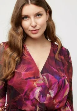 Ulla Popken DOPPELLAGIG BLÜTEN V AUSSCHNITT - Sukienka Letnia - Magenta -Lindex 02ec952513ec42898955df0679938254