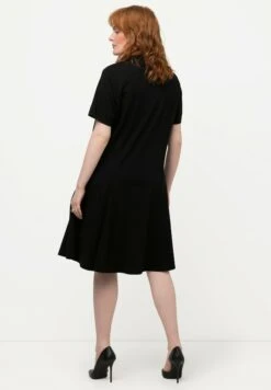 Ulla Popken MIDI À COL CHEMISE ET MANCHES COURTES. POINT DE ROME - Sukienka Z Dżerseju - Noir 9 Ulla Popken MIDI À COL CHEMISE ET MANCHES COURTES. POINT DE ROME - Sukienka Z Dżerseju - Noir -Lindex 334e6802b8f64540b3a8db02dfd1c9ca