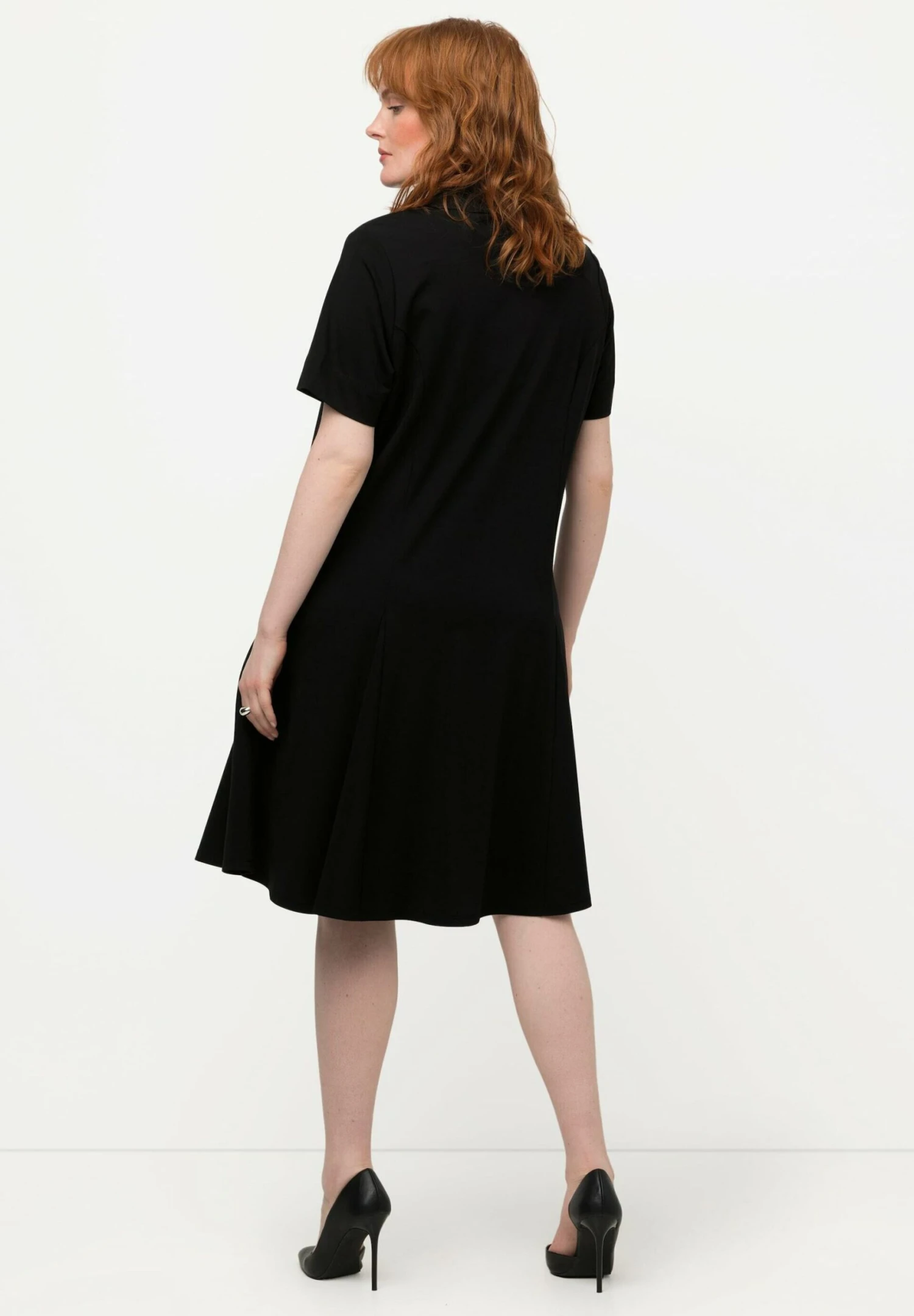 Ulla Popken MIDI À COL CHEMISE ET MANCHES COURTES. POINT DE ROME - Sukienka Z Dżerseju - Noir 5 Ulla Popken MIDI À COL CHEMISE ET MANCHES COURTES. POINT DE ROME - Sukienka Z Dżerseju - Noir - obrazek 3