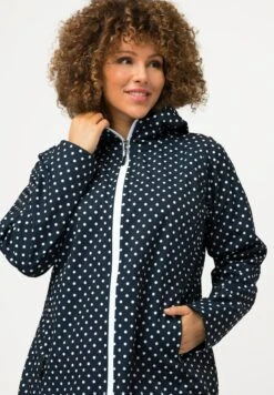 Ulla Popken Kurtka Przeciwdeszczowa - Marine 10 Ulla Popken Kurtka Przeciwdeszczowa - Marine -Lindex 372d7e6e674f4b7cae1400765b29fa57