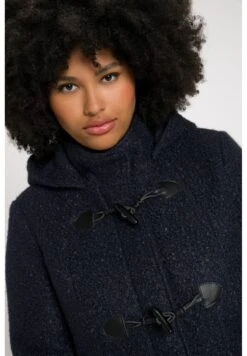 Ulla Popken Krótki Płaszcz - Night Blue 8 Ulla Popken Krótki Płaszcz - Night Blue -Lindex 489faaa280ab4ccd8bc775e658a1b0e0