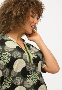 Ulla Popken MOTIF CERCLES COL TUNISIEN MANCHES COURTES - Bluzka - Kaki -Lindex 5a8e5f423e904cd6a1f14482fd502ea2