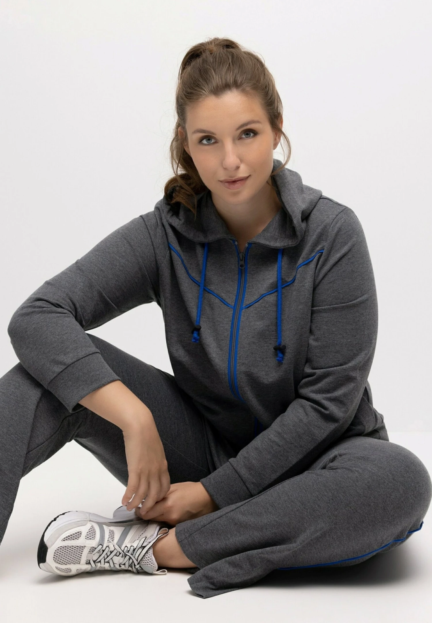 Ulla Popken PIPING KAPUZE GERUNDETER SAUM - Bluza Rozpinana - Grau Melange 4 Ulla Popken PIPING KAPUZE GERUNDETER SAUM - Bluza Rozpinana - Grau Melange - obrazek 2