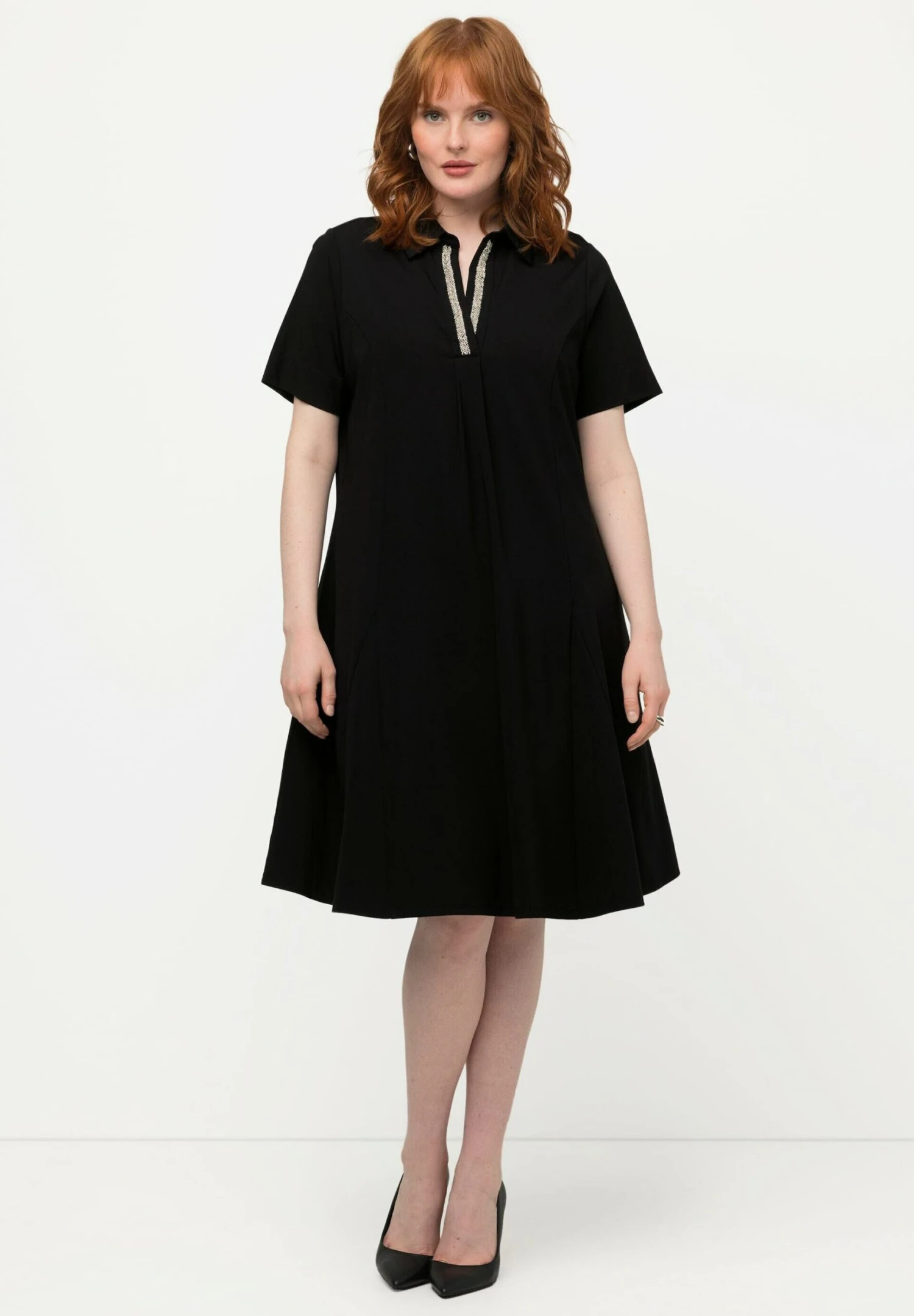 Ulla Popken MIDI À COL CHEMISE ET MANCHES COURTES. POINT DE ROME - Sukienka Z Dżerseju - Noir 3 Ulla Popken MIDI À COL CHEMISE ET MANCHES COURTES. POINT DE ROME - Sukienka Z Dżerseju - Noir