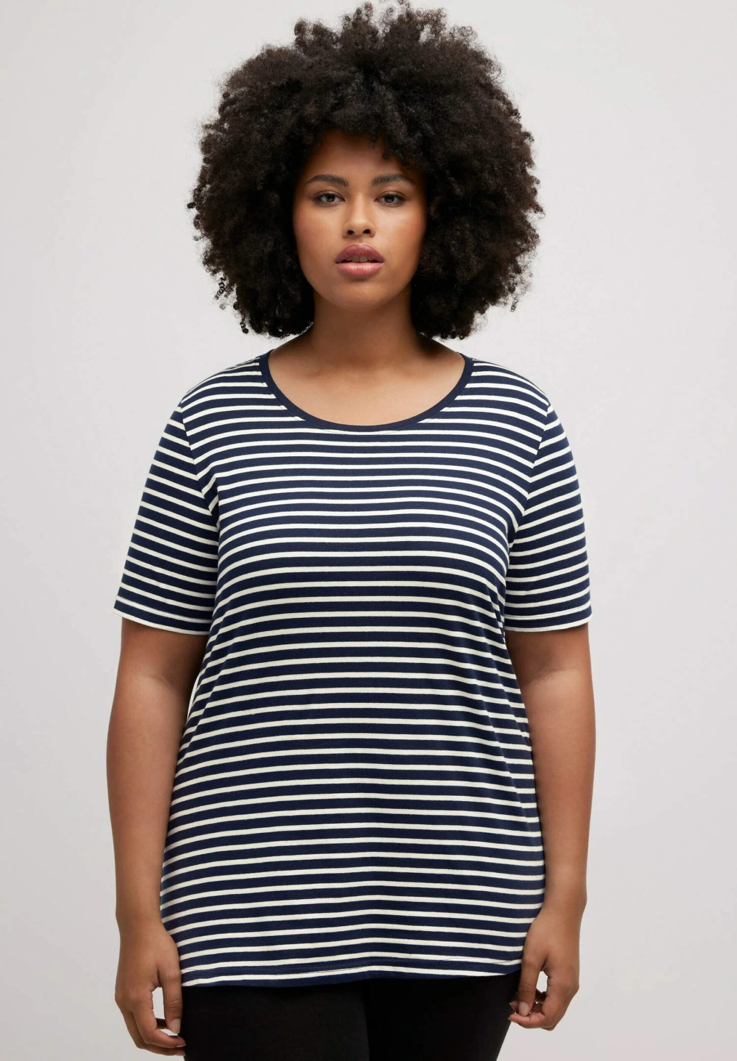 Ulla Popken STRIPE ROUND NECK SHORT SLEEVE - Koszulka Do Spania - Navy Blue Stripe 3 Ulla Popken STRIPE ROUND NECK SHORT SLEEVE - Koszulka Do Spania - Navy Blue Stripe