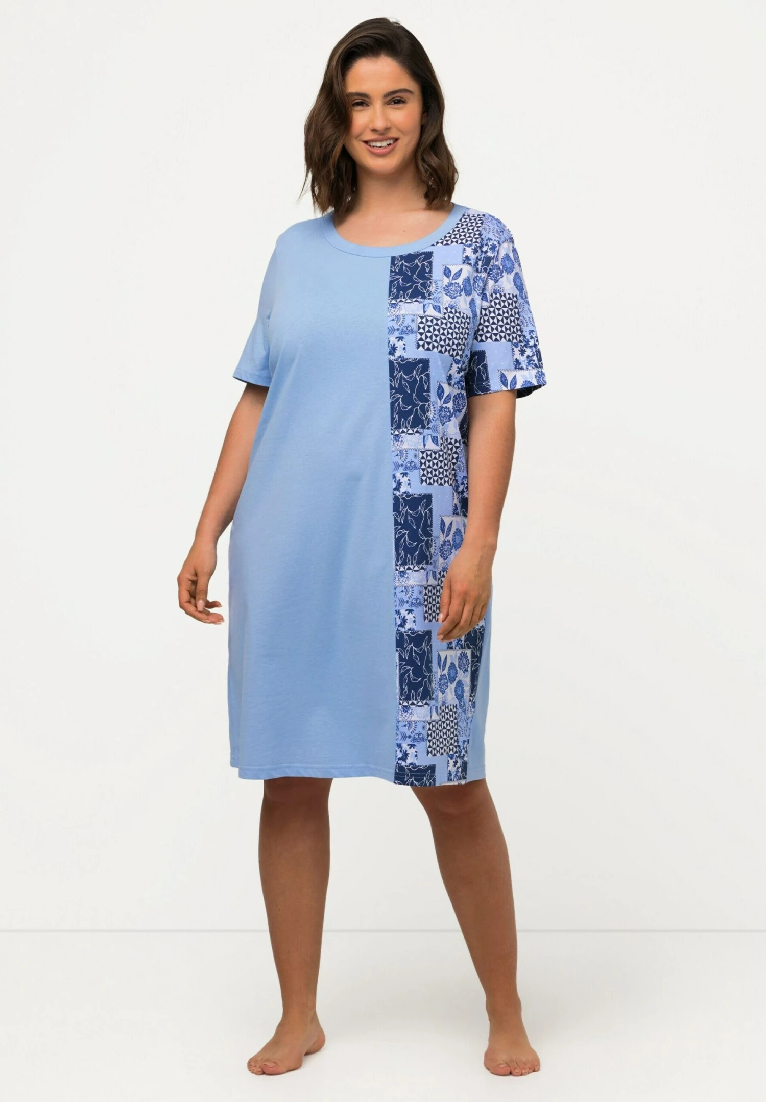 Ulla Popken PATCH PRINT STYLE - Koszula Nocna - Ice Blue 3 Ulla Popken PATCH PRINT STYLE - Koszula Nocna - Ice Blue