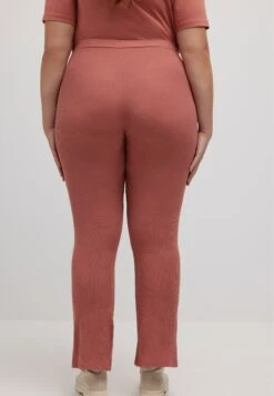 Ulla Popken Spodnie Materiałowe - Rouge 9 Ulla Popken Spodnie Materiałowe - Rouge -Lindex 75d9bd27904345769a02ab86d936ad21