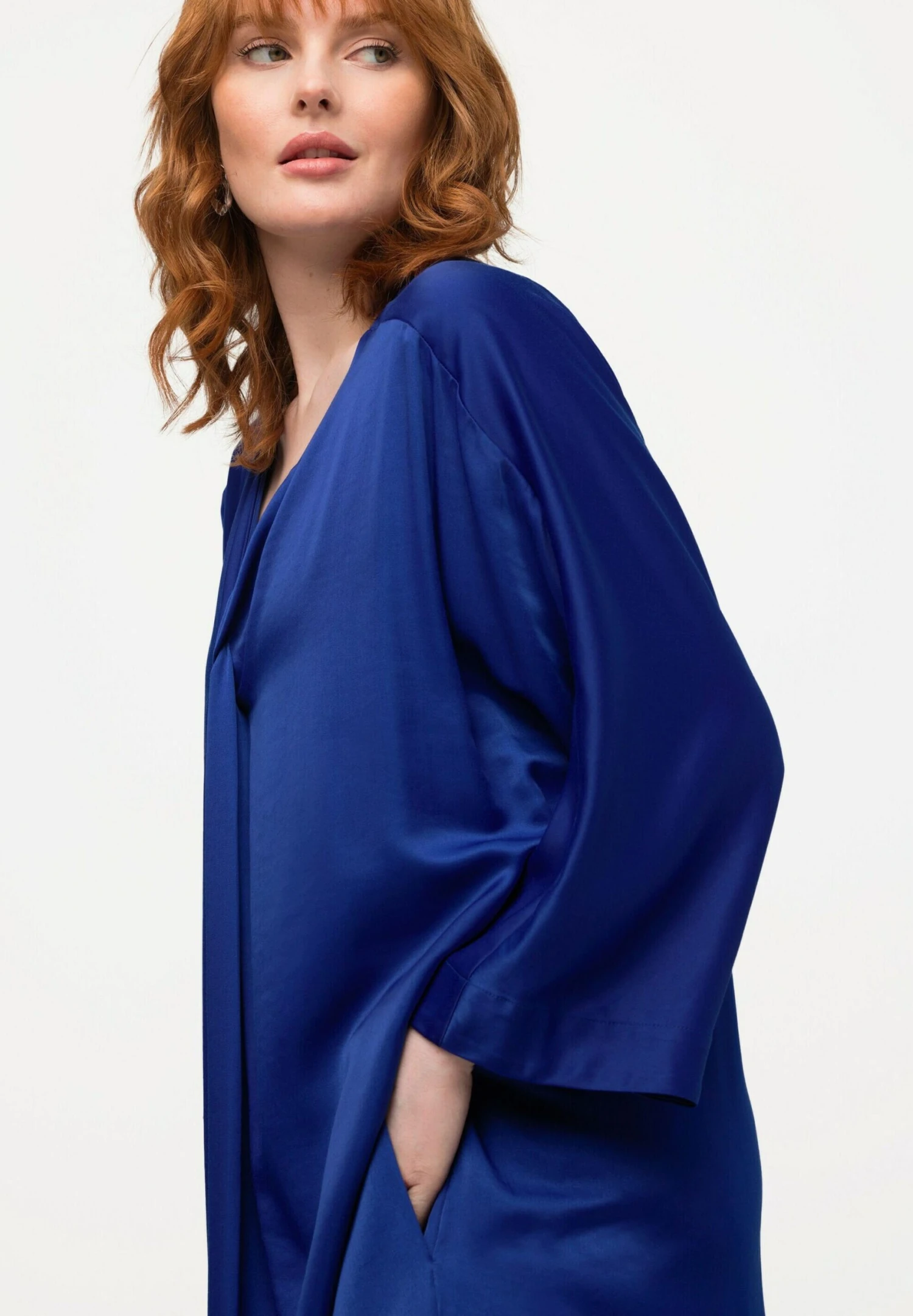 Ulla Popken V-HALS ZAKKEN - Sukienka Letnia - Donker Saffier 6 Ulla Popken V-HALS ZAKKEN - Sukienka Letnia - Donker Saffier - obrazek 4