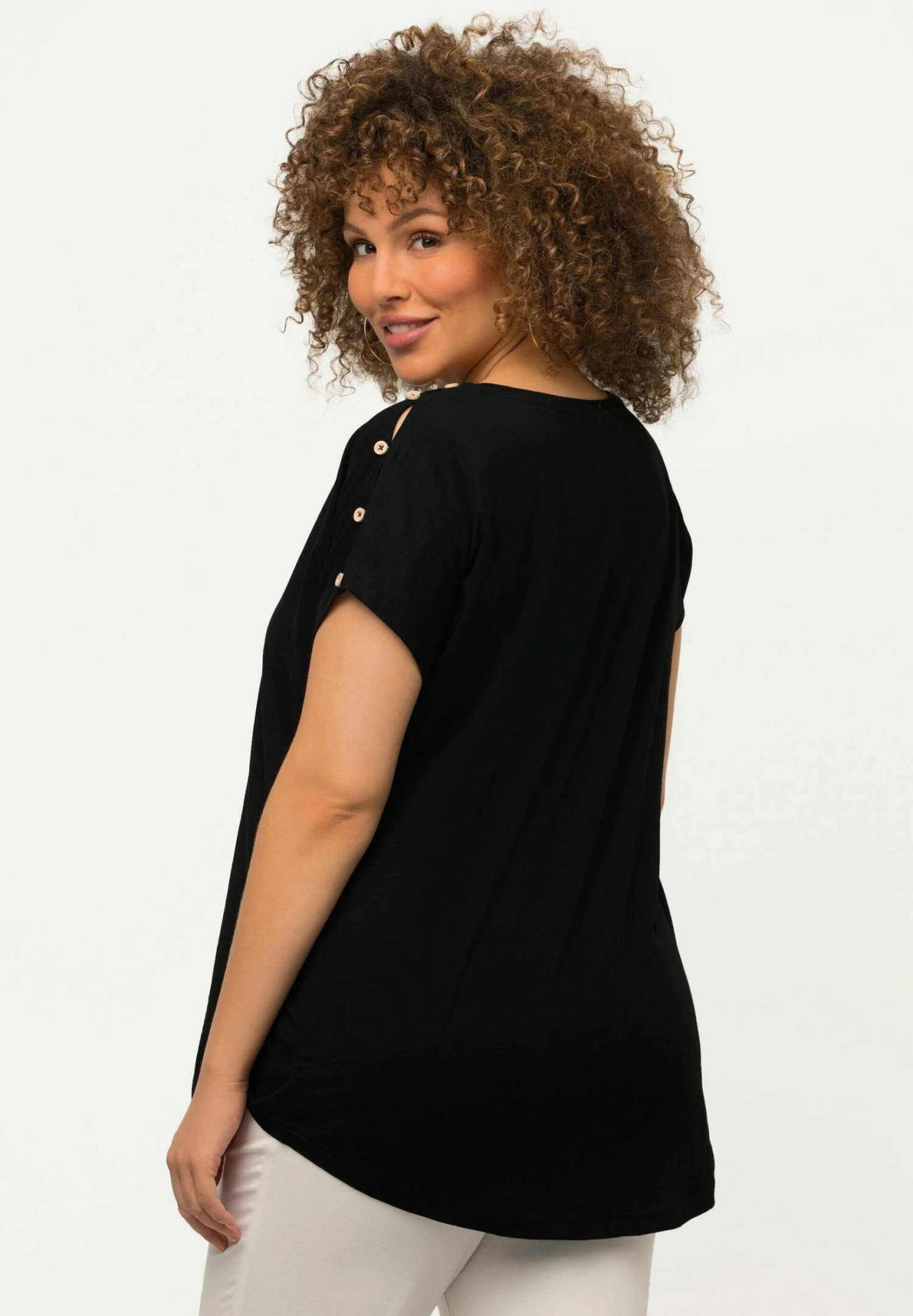 Ulla Popken KNÖPFE CUT-OUTS RUNDHALS HALBARM - T-shirt Basic - Schwarz 4 Ulla Popken KNÖPFE CUT-OUTS RUNDHALS HALBARM - T-shirt Basic - Schwarz - obrazek 2