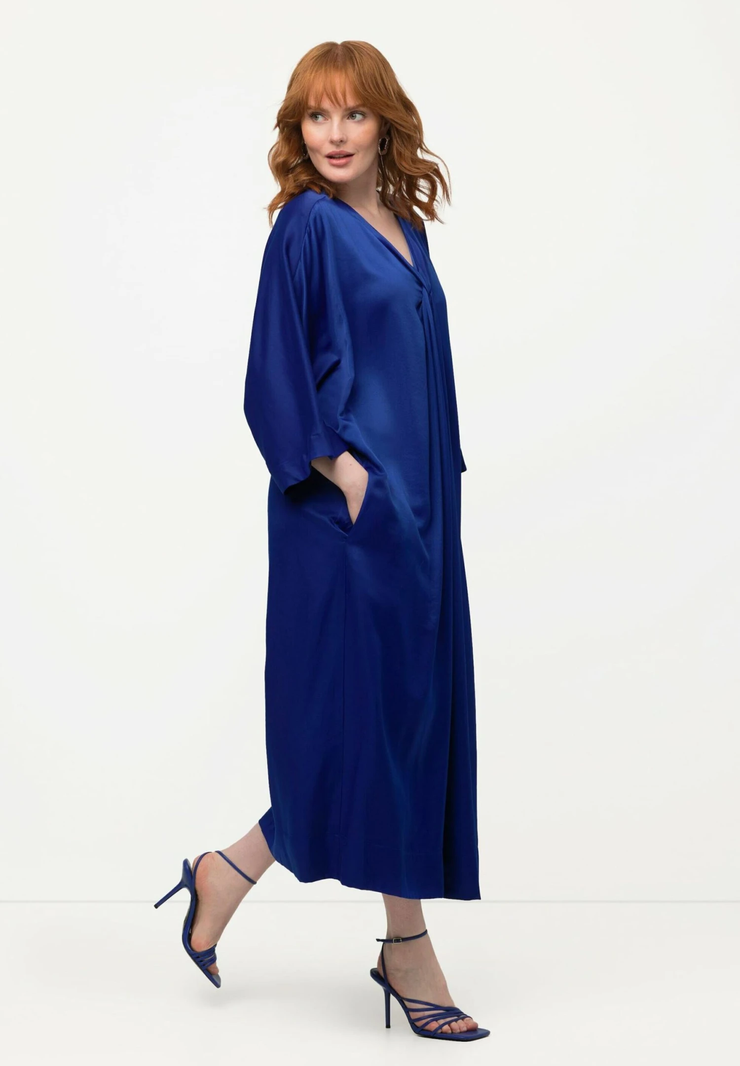 Ulla Popken V-HALS ZAKKEN - Sukienka Letnia - Donker Saffier 4 Ulla Popken V-HALS ZAKKEN - Sukienka Letnia - Donker Saffier - obrazek 2