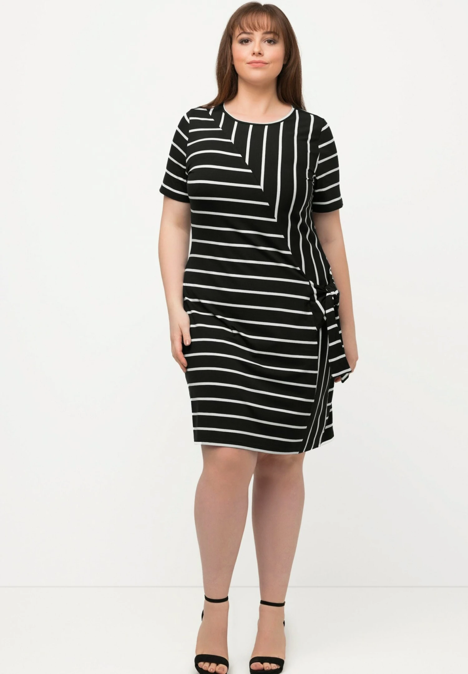 Ulla Popken MIXED STRIPE STRETCH MIDI - Sukienka Z Dżerseju - Dark Blue 4 Ulla Popken MIXED STRIPE STRETCH MIDI - Sukienka Z Dżerseju - Dark Blue - obrazek 2