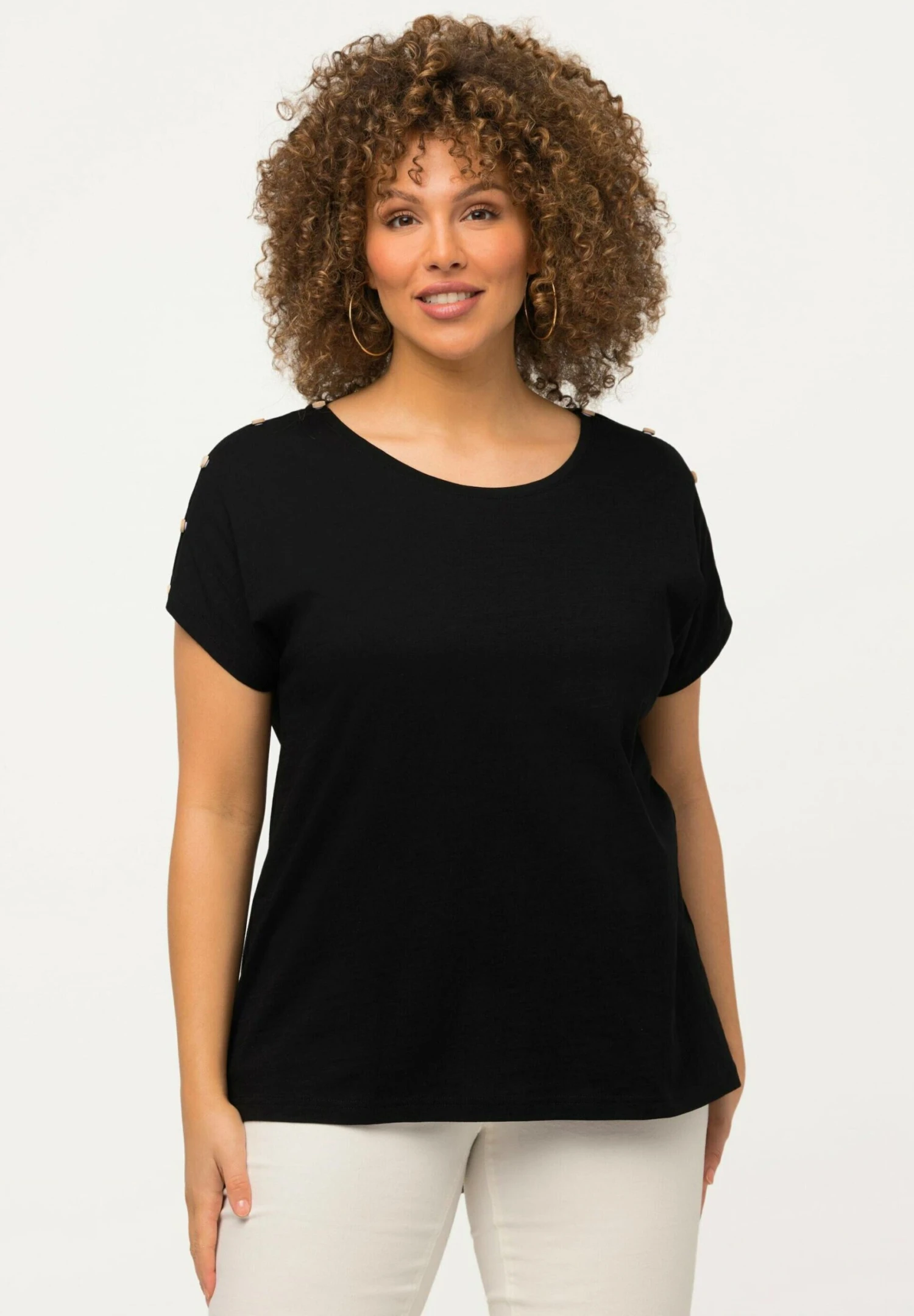 Ulla Popken KNÖPFE CUT-OUTS RUNDHALS HALBARM - T-shirt Basic - Schwarz 3 Ulla Popken KNÖPFE CUT-OUTS RUNDHALS HALBARM - T-shirt Basic - Schwarz