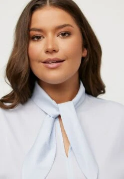 Ulla Popken V-HALS KORTE MOUWEN - Bluzka - Lichtblauw -Lindex b46937a2ed7a4c59b281aae4bccf47e8