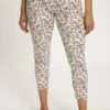 Ulla Popken FLEURS, JAMBE ÉTROITE - Spodnie Materiałowe - Vanille 1 Ulla Popken FLEURS, JAMBE ÉTROITE - Spodnie Materiałowe - Vanille -Lindex b627a991af1f4e6c95bd539a668ca554