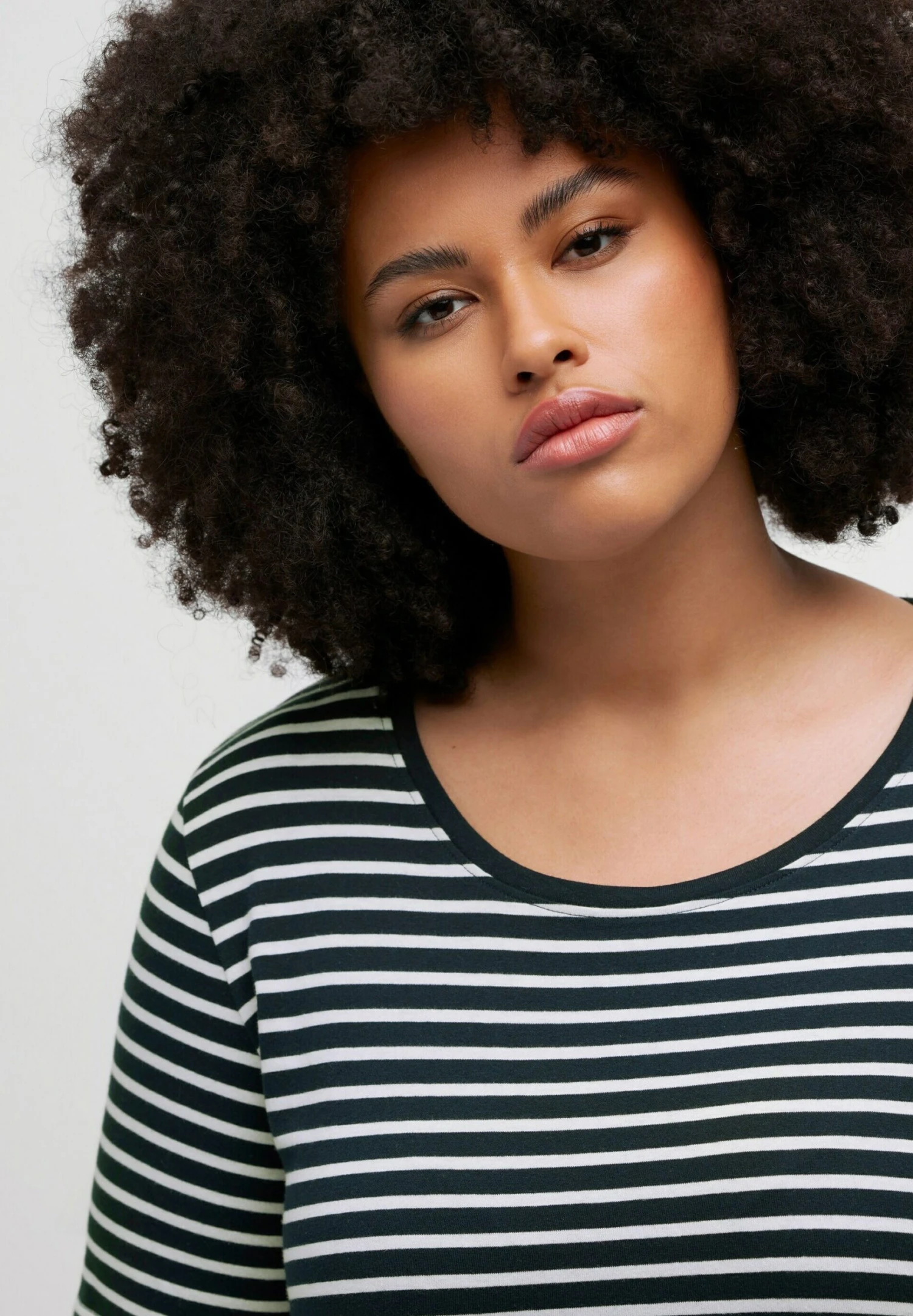 Ulla Popken STRIPE ROUND NECK SHORT SLEEVE - Koszulka Do Spania - Navy Blue Stripe 6 Ulla Popken STRIPE ROUND NECK SHORT SLEEVE - Koszulka Do Spania - Navy Blue Stripe - obrazek 4