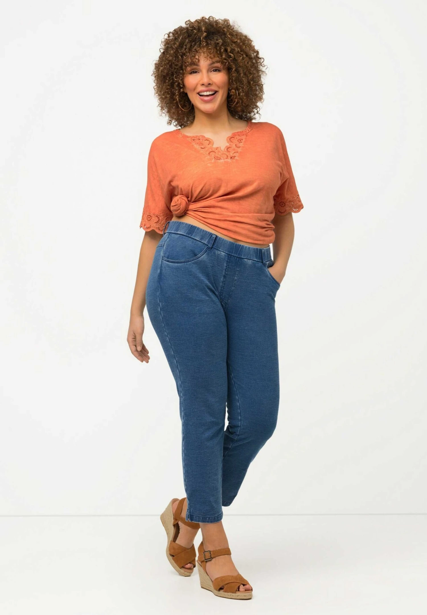 Ulla Popken SIENNA SMALLE PIJPEN ELASTISCHE BAND - Jeansy Slim Fit - Blue Denim 4 Ulla Popken SIENNA SMALLE PIJPEN ELASTISCHE BAND - Jeansy Slim Fit - Blue Denim - obrazek 2