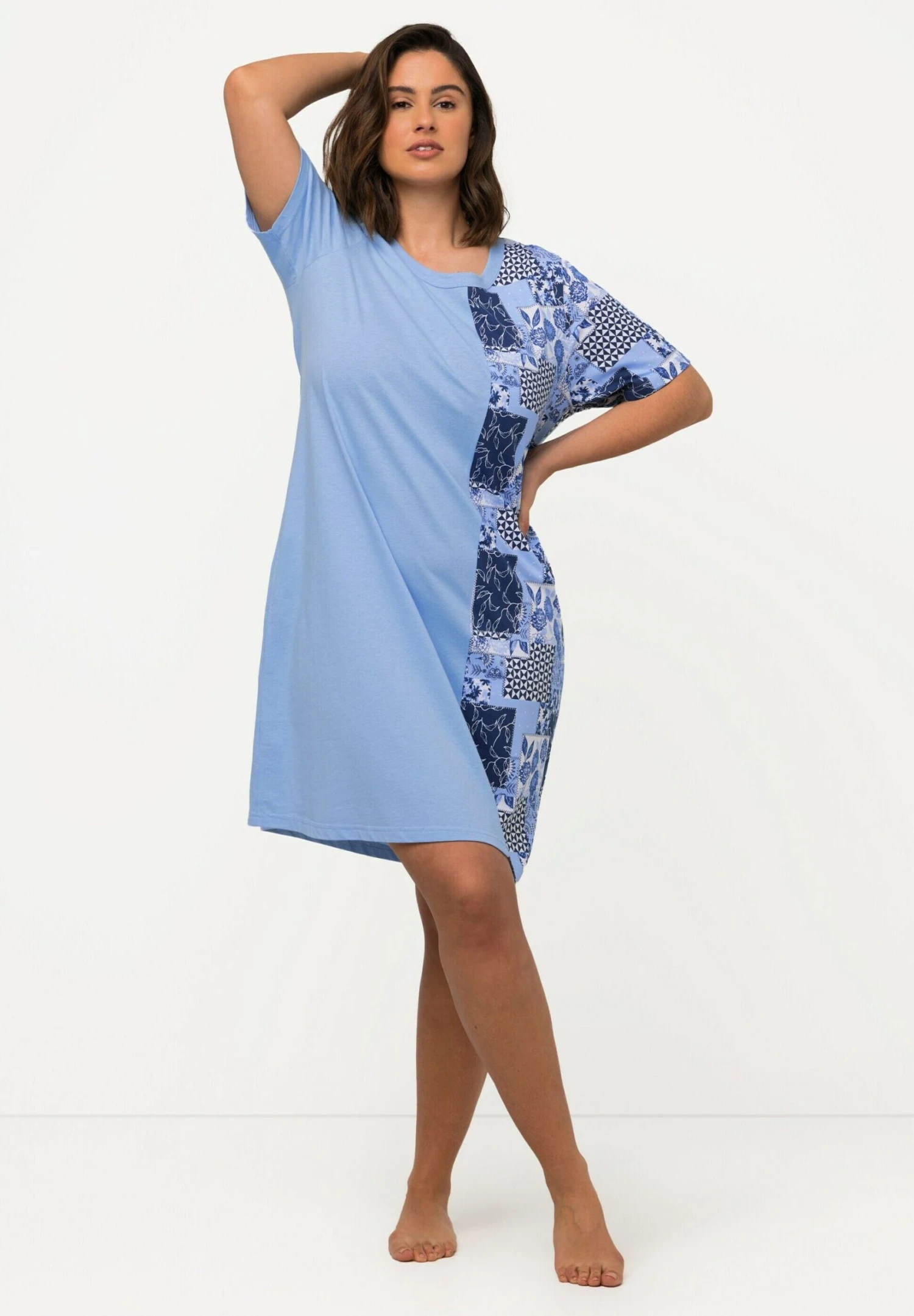 Ulla Popken PATCH PRINT STYLE - Koszula Nocna - Ice Blue 4 Ulla Popken PATCH PRINT STYLE - Koszula Nocna - Ice Blue - obrazek 2