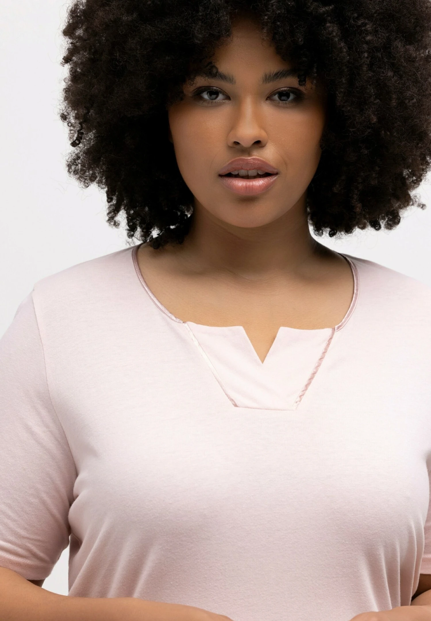 Ulla Popken COL TUNISIEN MANCHES MI LO - Koszula Nocna - Rose Pâle 5 Ulla Popken COL TUNISIEN MANCHES MI LO - Koszula Nocna - Rose Pâle - obrazek 3