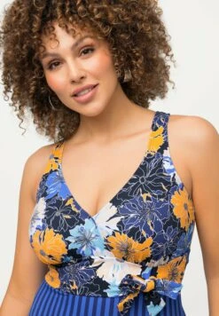 Ulla Popken À BONNETS SOUPLES SEMBLANT SE NOUER SUR LA NUQU - Kostium Kąpielowy - Bleu/violet 10 Ulla Popken À BONNETS SOUPLES SEMBLANT SE NOUER SUR LA NUQU - Kostium Kąpielowy - Bleu/violet -Lindex f21ab1b1b7c842ada384a967f01b9689